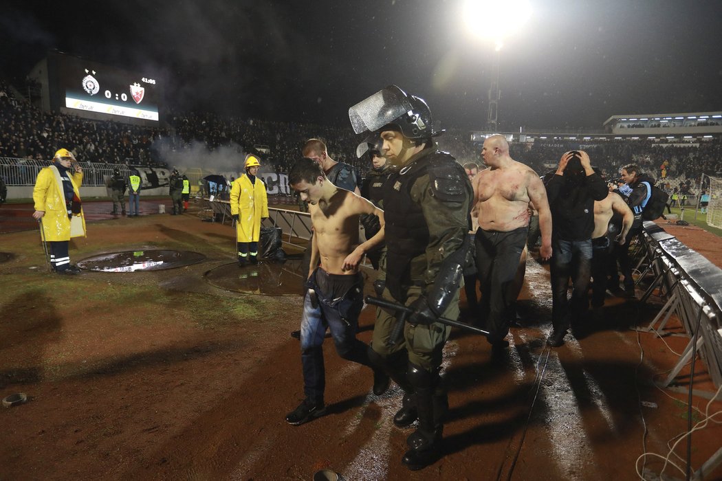 Policie zadržela kvůli výtržnostem několik zkrvavených fanoušků obou týmů