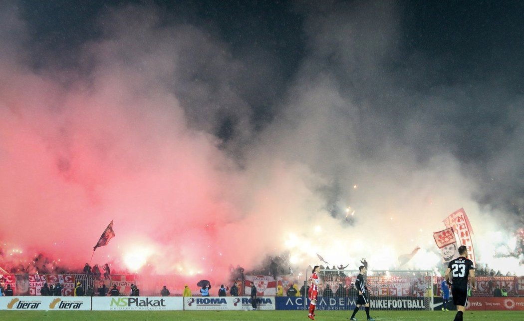 Takhle plála pyrotechnika v bělehradském derby mezi Partizanem a Crvenou Zvezdou