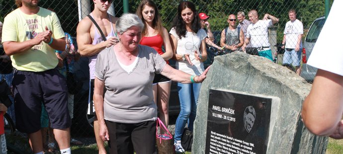 Maminka Bernadette u pomníku na památku Pavla Srnička