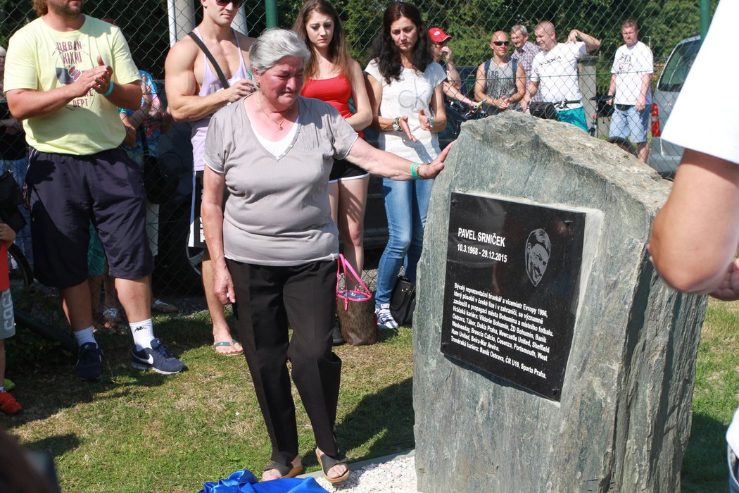 Maminka Bernadette u pomníku na památku Pavla Srnička