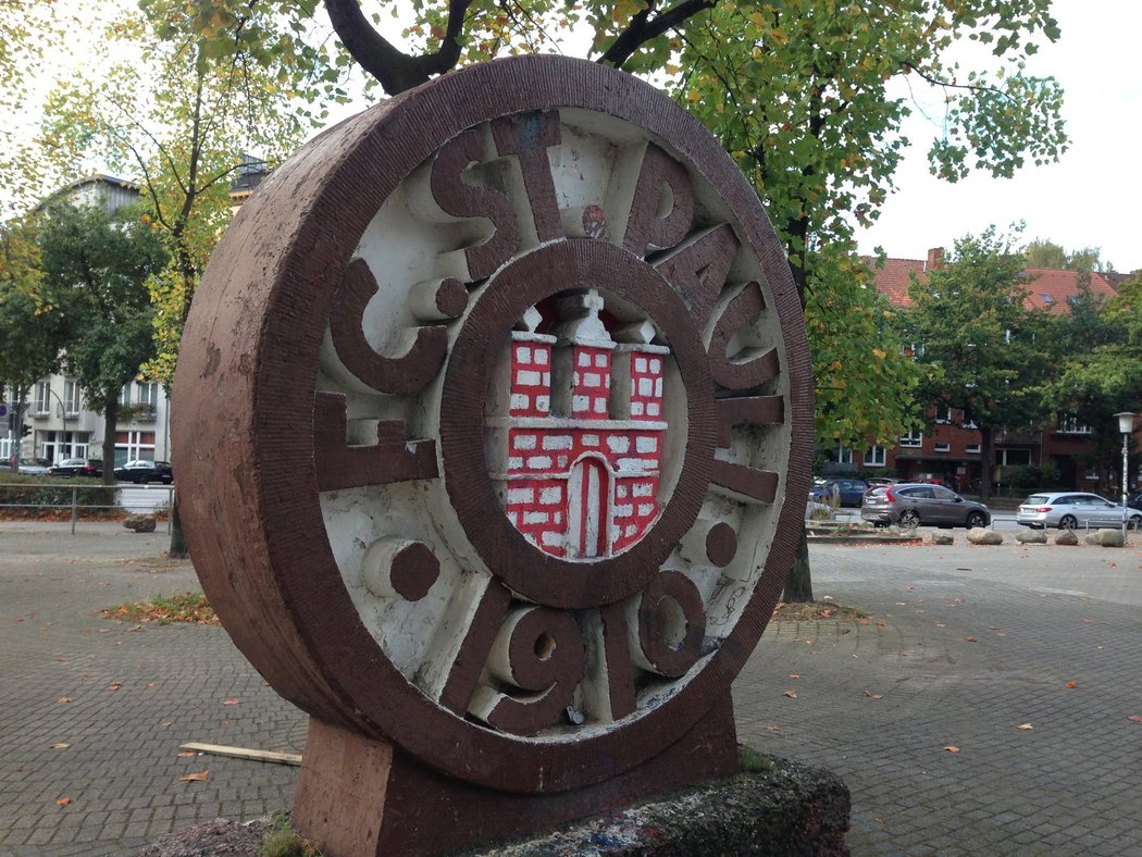 Znak klubu St. Pauli umístěný před stadionem