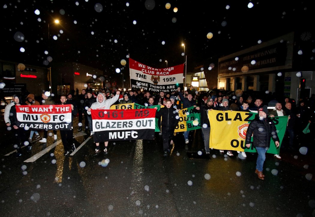 Fanoušci protestující proti majitelům rodině Glazerů