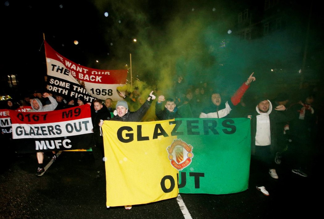 Fanoušci protestující proti majitelům rodině Glazerů