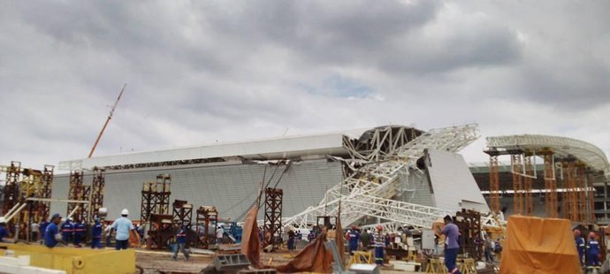 Na rozestavěném stadionu Arena Corinthians v Sao Paulu pro MS v Brazílii se zřítila střecha. Zemřeli tři dělníci
