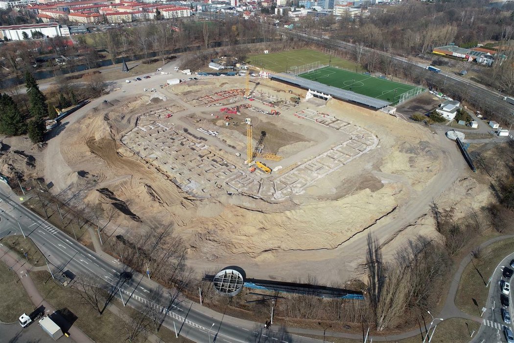 Pohled na probíhající stavební práce nového stadionu Hradce Králové