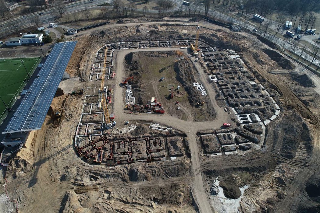 Pohled na probíhající stavební práce nového stadionu Hradce Králové
