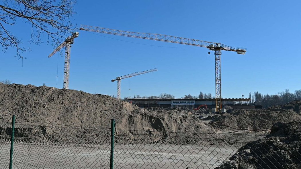 Stavba multifunkčního fotbalového stadionu v Hradci Králové