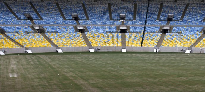 Trávník na stadionu Maracaná v Rio de Janeiru je před zahájením fotbalového šampionátu ve velmi špatném stavu