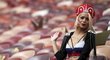 Ruská fanynka netrpělivě čeká na slavnostní ceremoniál