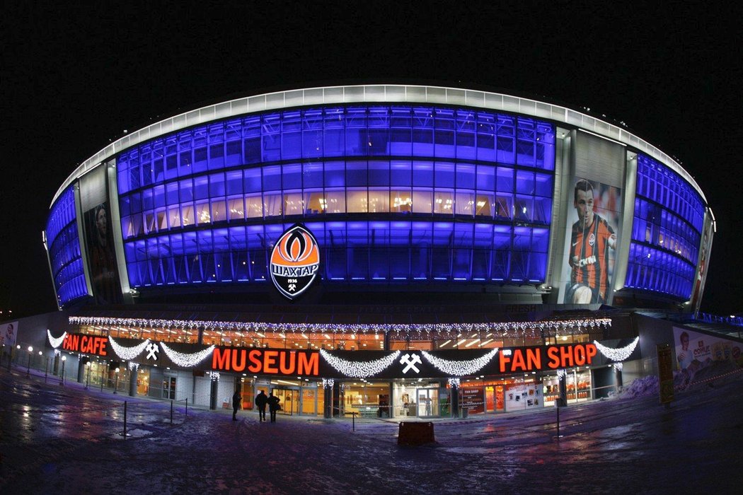 Donbas Arena Šachtaru Doněck ve své kráse před tím, než ji zasáhl konflikt na východě Ukrajiny. Část stadionu byla během války poničena granáty