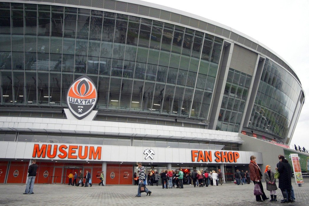 Donbas Arena Šachtaru Doněck ve své kráse před tím, než ji zasáhl konflikt na východě Ukrajiny. Část stadionu byla během války poničena granáty