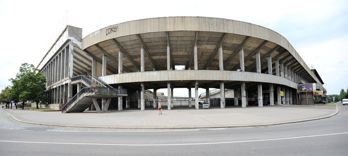 Na pražském Strahově jsou dva velké stadiony - na větším má tréninkové centrum Sparta, menší slouží mimo jiné jako tréninkové zázemí pro českou fotbalovou reprezentaci