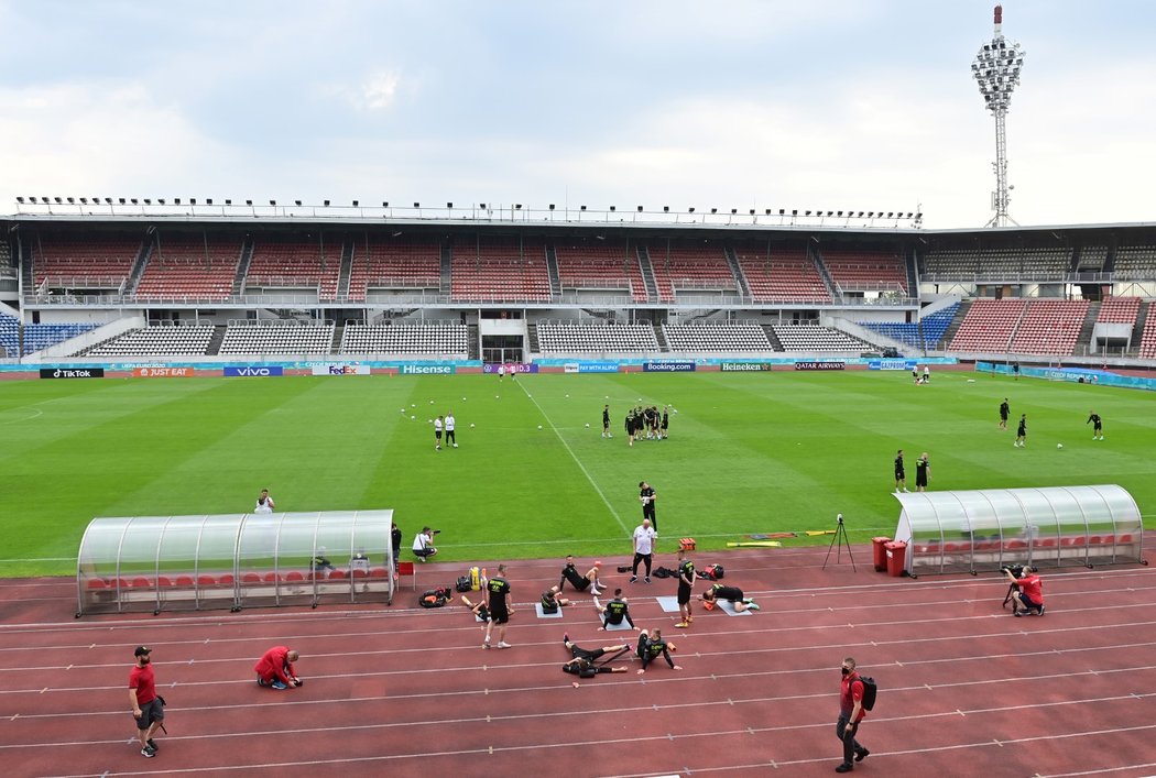 Na pražském Strahově jsou dva velké stadiony - na větším má tréninkové centrum Sparta, menší slouží mimo jiné jako tréninkové zázemí pro českou fotbalovou reprezentaci