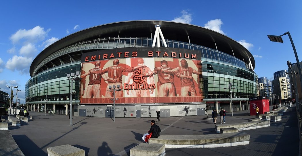 EMIRATES STADIUM. Supermoderní aréna slouží Arsenalu od roku 2006. S kapacitou 60 361 diváků je třetím největším stadionem v Anglii, výstavba stále téměř 400 milionů liber (15,2 miliardy liber). Fanoušci stadion pravidelně vyprodávají, nicméně nelíbí se jim vysoká cena vstupenek, které jsou nejdražší v Anglii.