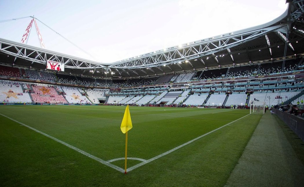 JUVENTUS STADIUM. Fanouškům Juventusu se i kvůli atletické dráze na dřívějším stadionu nikdy nelíbilo, projevovalo se to na velmi nízké návštěvnosti. Také proto se klub rozhodl vybudovat nový stánek. Od roku 2011 hraje italský šampion v nové aréně pro 41 000 diváků, návštěvy se výrazně zvýšily.