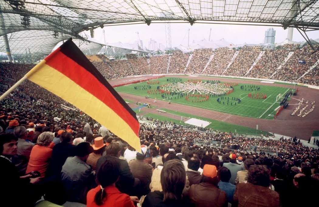 OLYMPIASTADION MNICHOV. Do roku 2006 byl domovem týmů Bayern Mnichov a Mnichov 1860. Otevřen byl v roce 1972 a stal se dějištěm letních olympijských her. Poté na něm proběhlo ještě mistrovství světa ve fotbale 1974 a EURO 1988.