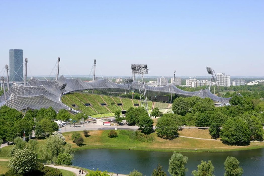 OLYMPISTADION MNICHOV DNES. Historický stadion prošel důkladnou rekonstrukcí, kapacita byla snížena na současných 57 450 diváků. V roce 2010 došlo k jeho znovuotevření, stal se jádrem nového Olympijského parku v Mnichově. V současnosti na něm probíhají především hudební koncerty.