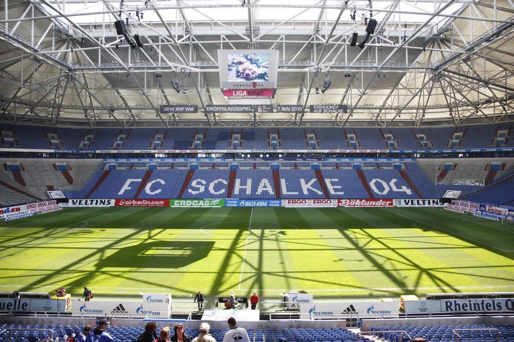 VELTINSARENA. Nádherný stadion v Gelsenkirchenu byl otevřený v roce 2001, kdy se na něj přestěhovali fotbalisté Schalke. V roce 2006 se zde hrálo mistrovství světa, kapacita pro mezinárodní zápasy je 53 993 diváků. Stále jde o jeden z nejmodernějších stadionů v Evropě.