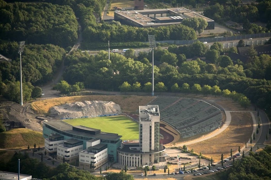 PARKSTADION. Bývalý domov fotbalistů Schalke. Postavený v roce 1973, o rok později hostil pět utkání světového šampionátu. Kapacita byla 62 109, k sezení 45 067. Uzavřený byl v roce 2008, v současné domě objekt výrazně chátrá.