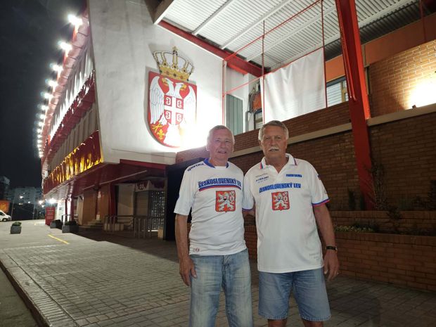 Při zastávce v Bělehradě se bývalí fotbaloví reprezentanti František Štambacher (vpravo) a Dušan Herda (vlevo) podívali na stadion, kde v roce 1976 slavili titul mistrů Evropy Při zastávce v Bělehradě se bývalí fotbaloví reprezentanti František Štambacher (vpravo) a Dušan Herda (vlevo) podívali na stadion, kde v roce 1976 slavili titul mistrů Evropy