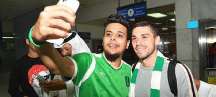 Nicolae Stanciu se na letišti v Džiddě fotil s příznivci Al Ahlí