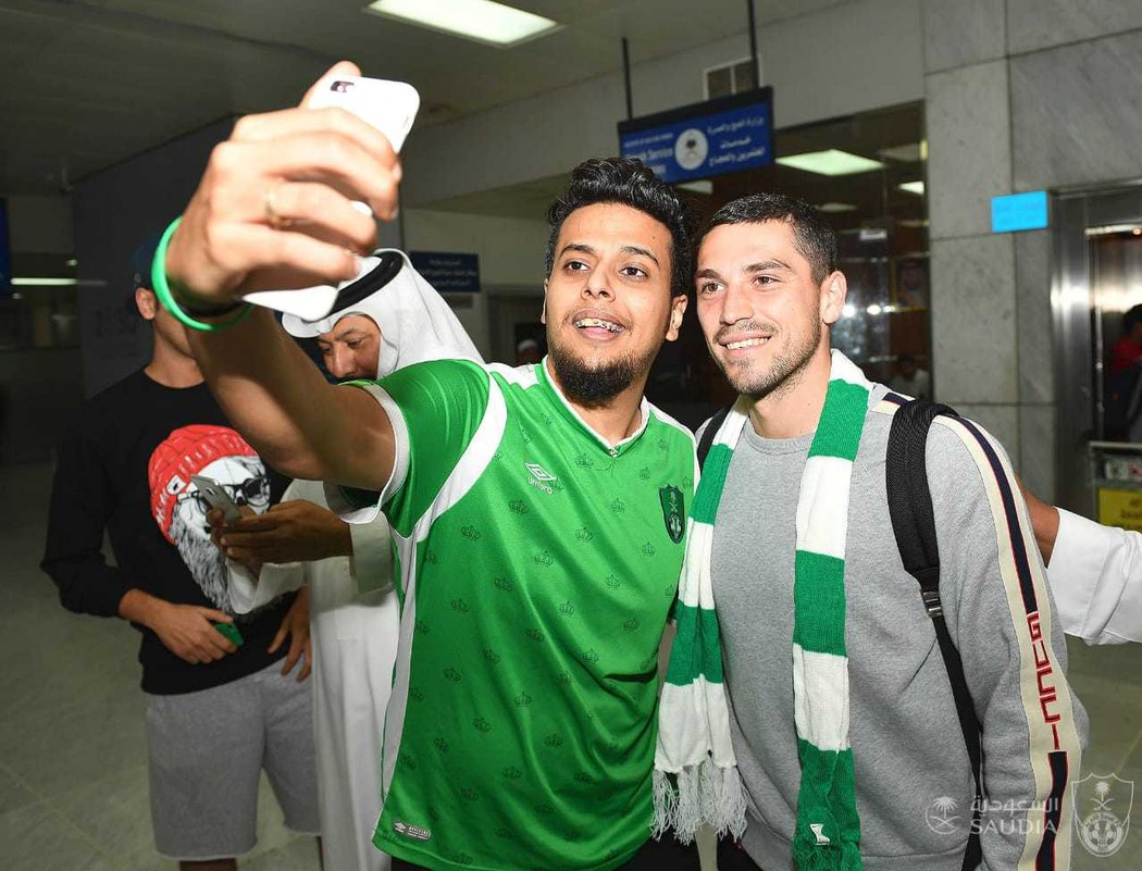 Nicolae Stanciu už se fotil na letišti v Džiddě s příznivci Al Ahlí, následovat by měla lékařská prohlídka a podpis smlouvy