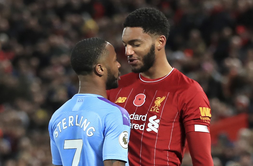 Raheem Sterling se během nedělního šlágru Premier League dostal do konfliktu s liverpoolským Joe Gomezem