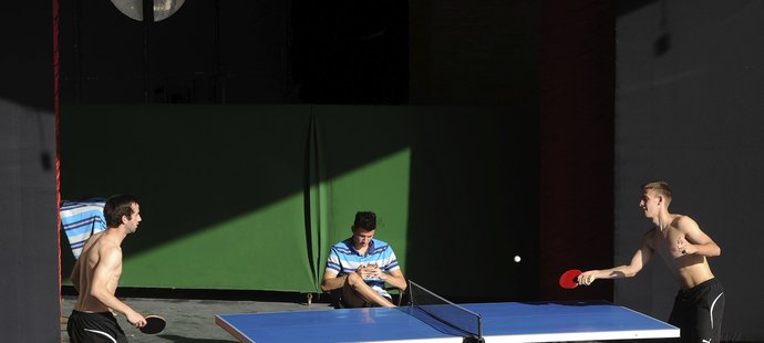 David Štípek (vlevo) si ve chvíli volna na soustředění v Turecku zahrál ping-pong s plzeňským spoluhráčem Patrikem Hrošovským