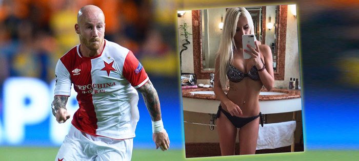 Posila Slavie Miroslav Stoch si do Prahy přivezl i českou přítelkyni Paulu. Ta se ráda pochlubí svými vnady na sociální síti.