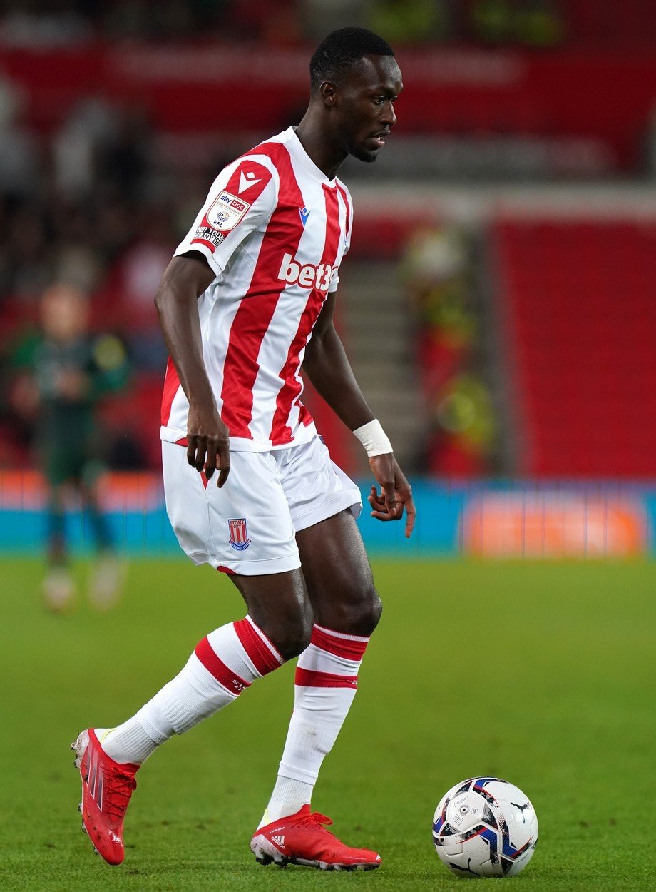 Abdallah Sima při premiéře za Stoke City