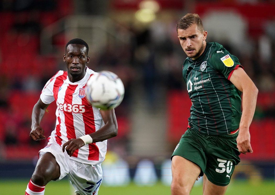 Abdallah Sima (vlevo) při premiéře za Stoke City