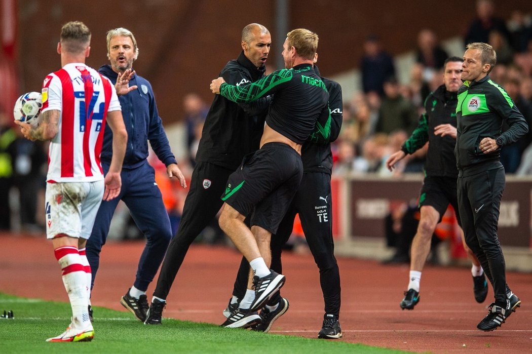 V závěru utkání Stoke City - Barnsley došlo na hromadnou strkanici