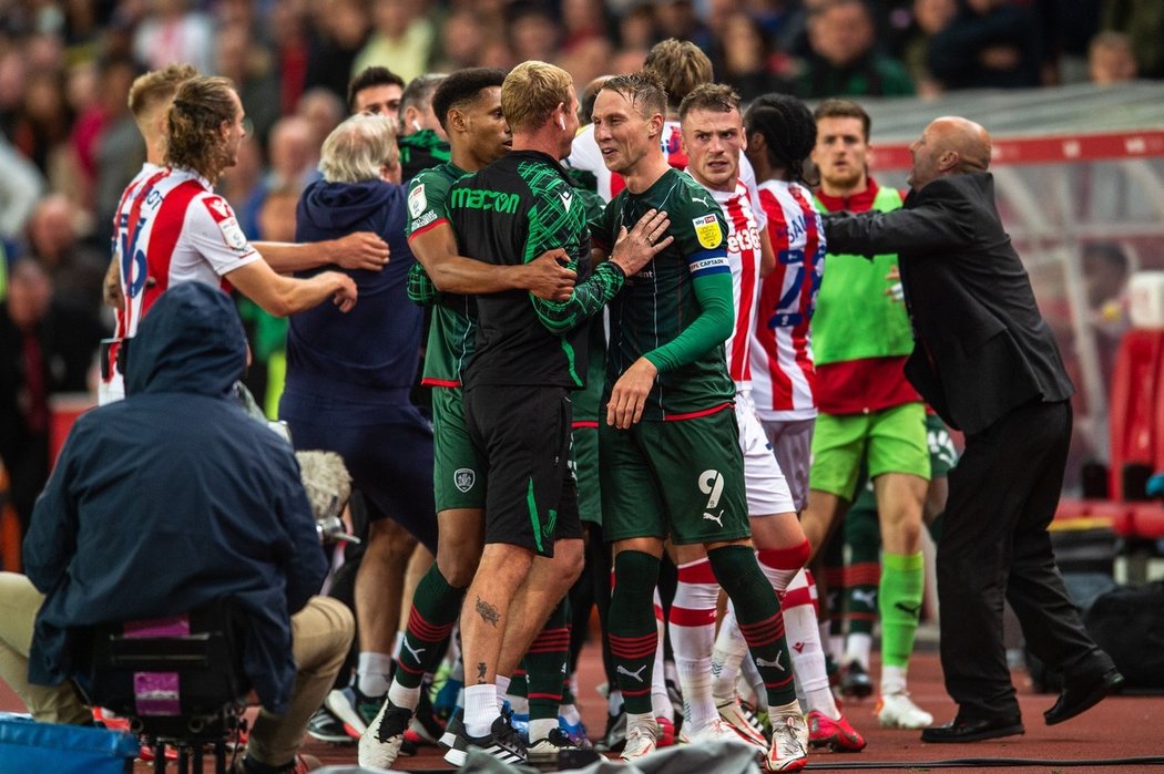 V závěru utkání Stoke City - Barnsley došlo na hromadnou strkanici