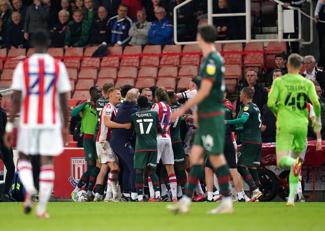 V závěru utkání Stoke City - Barnsley došlo na hromadnou strkanici