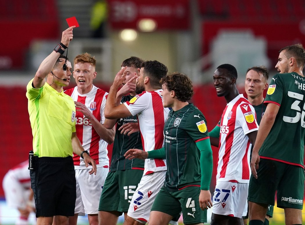 V závěru utkání Stoke City - Barnsley došlo na hromadnou strkanici