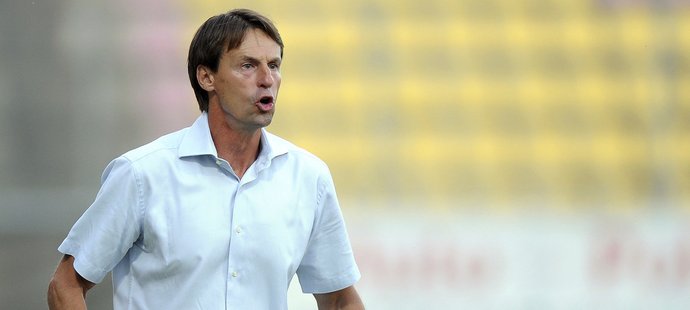 Trenér Slovanu Bratislava František Straka jistě nebude nadšený, že jeho klub bude pykat za nevhodné chování fanoušků