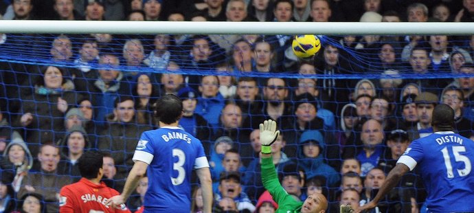 Luis Suárez překonává brankáře Evertonu Tima Howarda