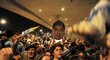 Několik stovek uruguayských fanoušků se ve čtvrtek v noci shromáždilo na letišti v Montevideu, kde čekali na návrat fotbalisty Luise Suáreze