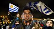Několik stovek uruguayských fanoušků se ve čtvrtek v noci shromáždilo na letišti v Montevideu, kde čekali na návrat fotbalisty Luise Suáreze z mistrovství světa. Útočník, který byl distancován za kousnutí Itala Giorgia Chielliniho, je však podle národní fotbalové federace pořád v Brazílii