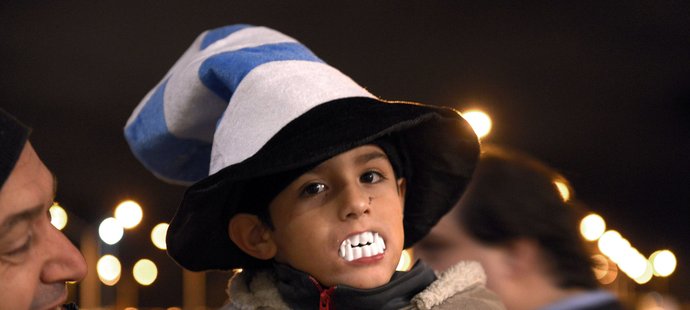 Malý fanoušek podpořil svého hrdinu umělýmí upířími zuby