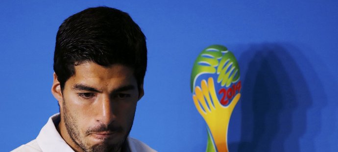 Luis Suárez úmyslné kousnutí odmítá, prý jen upadl
