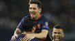 Lionel Messi se raduje z gólu s Luisem Suárezem v zápase o Superpohár se Sevillou