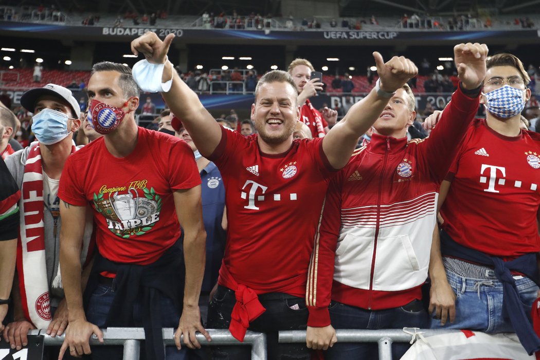 Příznivci Bayernu na Superpoháru v Budapešti