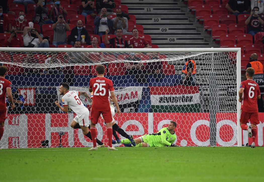 Lucas Ocampos ze Sevilly proměňuje penaltu v Superpoháru proti Bayernu