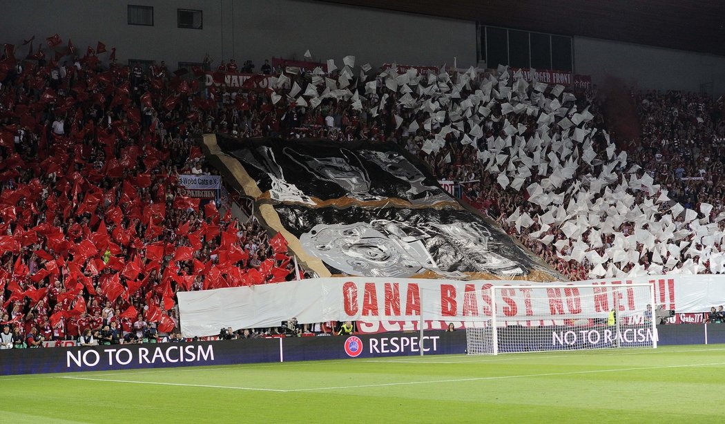 Fanoušci Bayernu Mnichov přispěli k fantastické atmosféře v Edenu, kde se bavorský klub utkal o Superpohár s Chelsea. Bayern nakonec triumfoval po penaltovém rozstřelu