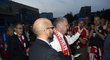 Fanoušci Bayernu zdraví velkého šéfa Uliho Hoenesse před Superpohárem v Edenu