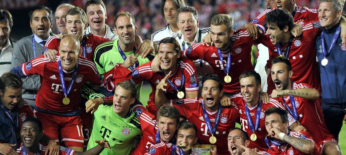 Radost hráčů Bayernu po triumfu v Superpoháru. Mnichovští vyhráli nad Chelsea v Edenu po penaltovém rozstřelu a náramně si to užívali