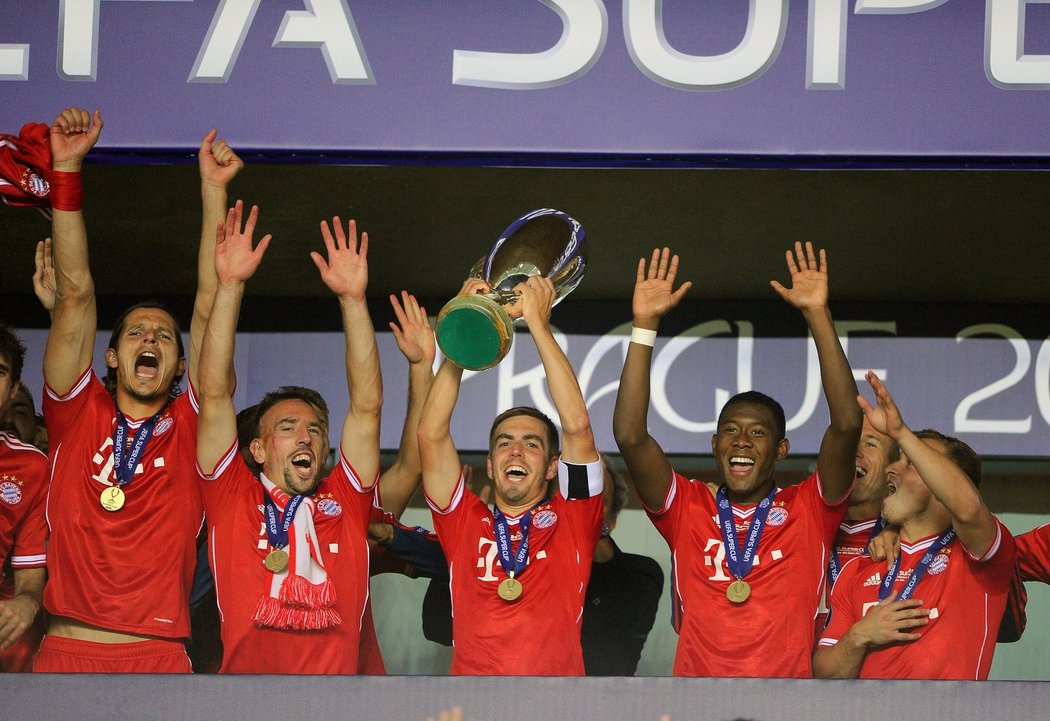 Radost hráčů Bayernu po triumfu v Superpoháru. Mnichovští vyhráli nad Chelsea v Edenu po penaltovém rozstřelu