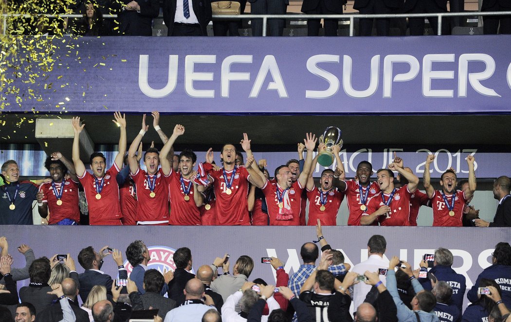 Fotbalisté Bayernu se radují z triumfu v Superpoháru. Nad Chelsea vyhráli po penaltovém rozstřelu.