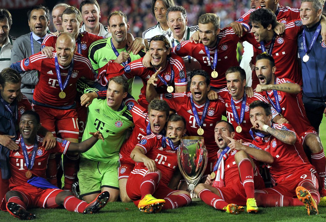 Radost hráčů Bayernu po triumfu v Superpoháru. Mnichovští vyhráli nad Chelsea v Edenu po penaltovém rozstřelu a náramně si to užívali